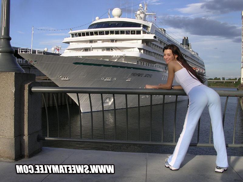 14P Teen hottie flashing her tits and posing around the city