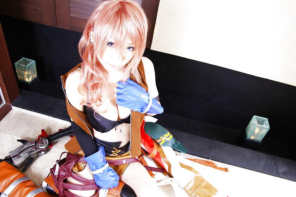 16P Lightning Nude Cosplay
