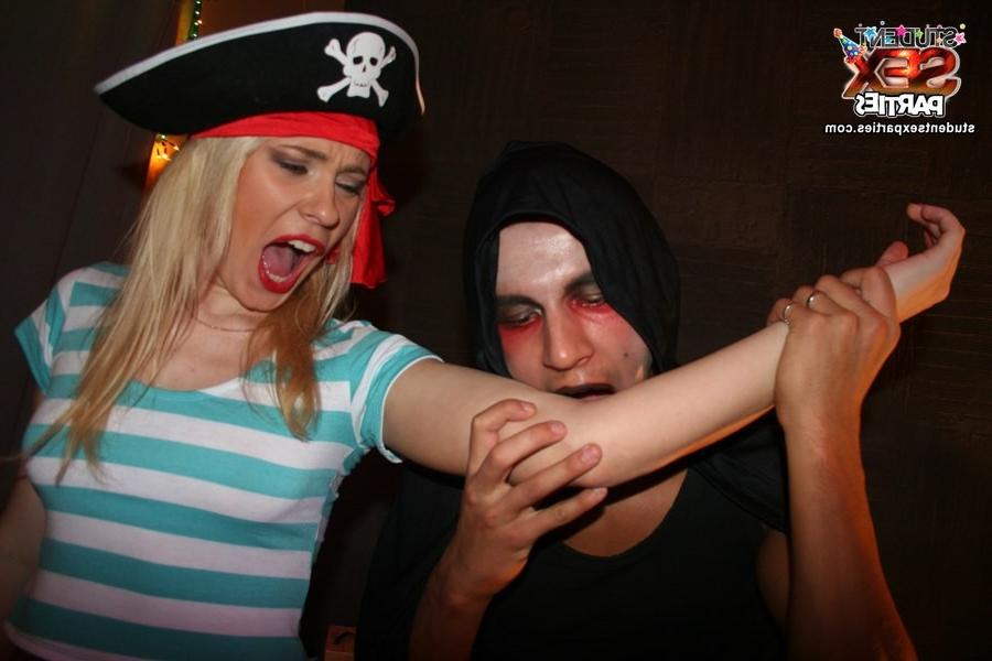 8P Pirate babe is fucked hard