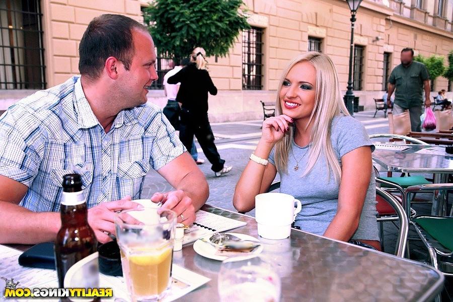 12P Erstaunlich heiße Blondine mit perfekten Titten wird in diesem heißen Touring in ihren geilen Arsch gebohrt