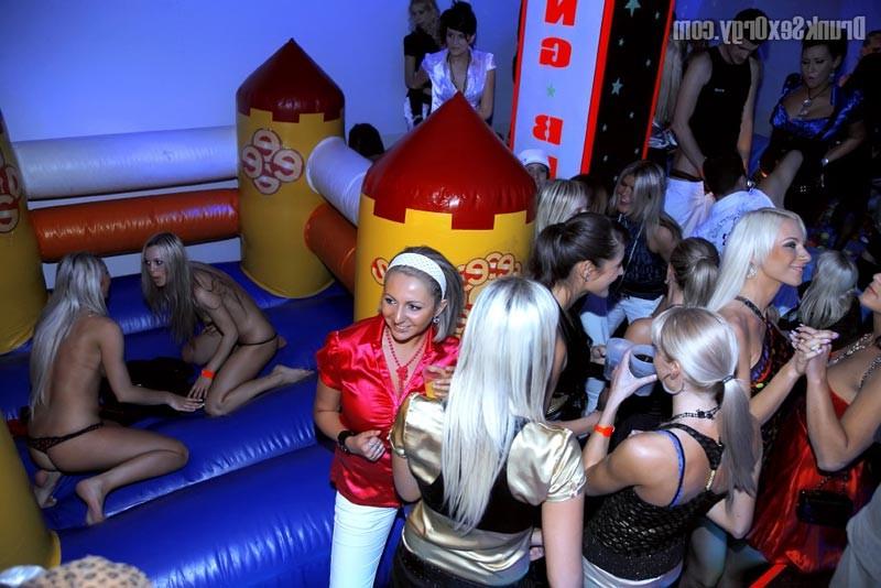 15P Filles amateurs baisent fort lors d'une soirée sexe