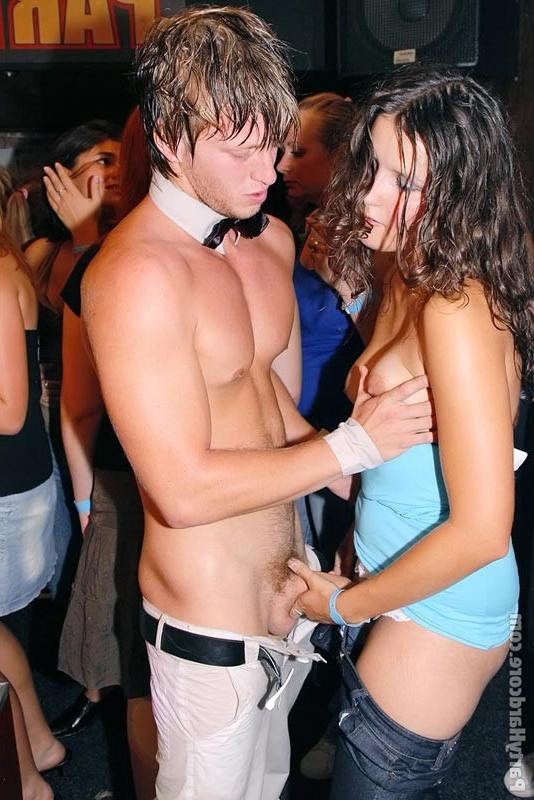 16P Drunk sluts gives blowjobs and have sex in orgy sex party