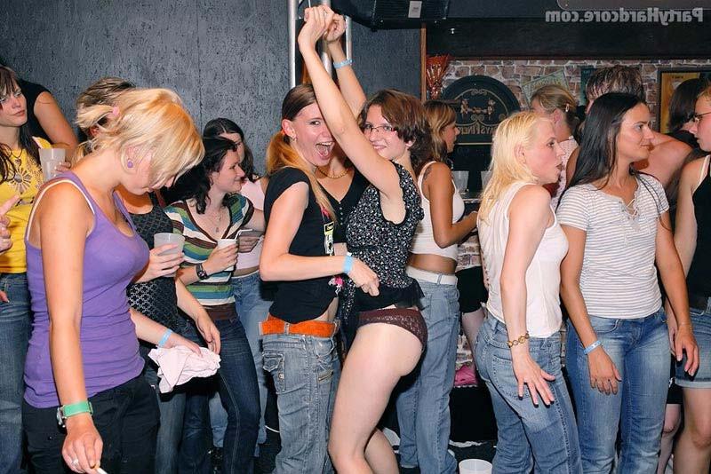 16P Drunk sluts gives blowjobs and have sex in orgy sex party