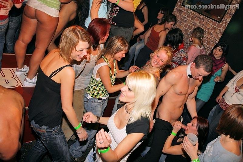 16P Horny drunk sluts sucking and fucking in hardcore party