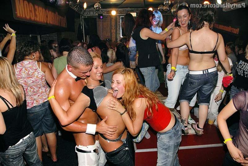 16P Drunk horny girls suck and fuck at hardcore sex party