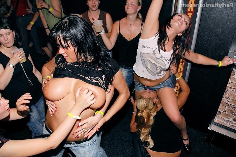 16P Drunk horny girls suck and fuck at hardcore sex party
