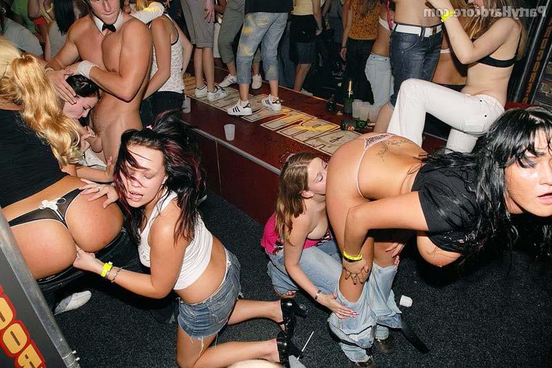 16P Drunk horny girls suck and fuck at hardcore sex party