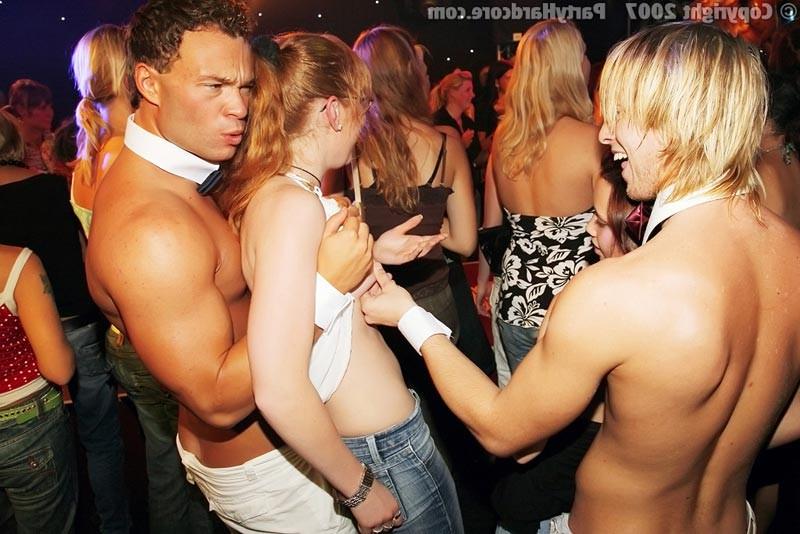 15P Drunk amateurs sucking and fucking on orgy sex party