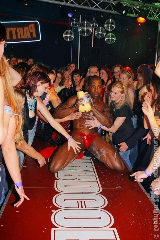 15P Next-door sluts fucking men and women on orgy sex party