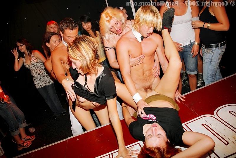 15P Drunk and horny amateur chicks fucking on orgy sex party