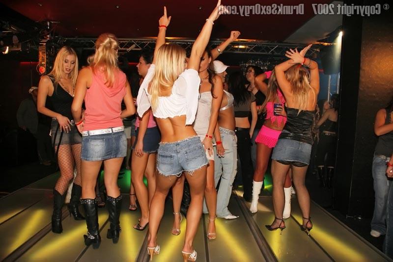 15P Horny stockings and bikini chicks fucking on orgy sex party