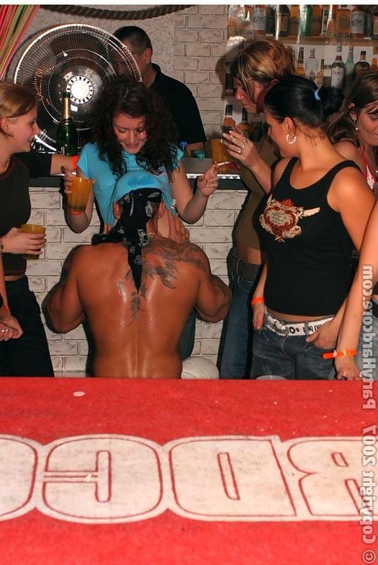 15P Amateur sluts fucking pro strippers on orgy sex party