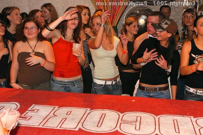 15P Amateur sluts fucking pro strippers on orgy sex party