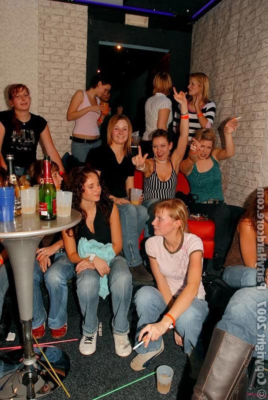 15P Amateur sluts fucking pro strippers on orgy sex party