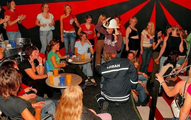 19P drunk teens at bachelorette party suck and fuck strippers