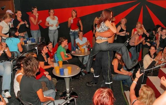 19P drunk teens at bachelorette party suck and fuck strippers