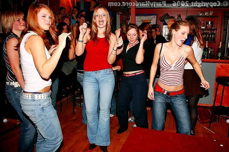 20P Drunk girls playing naughty games with strippers