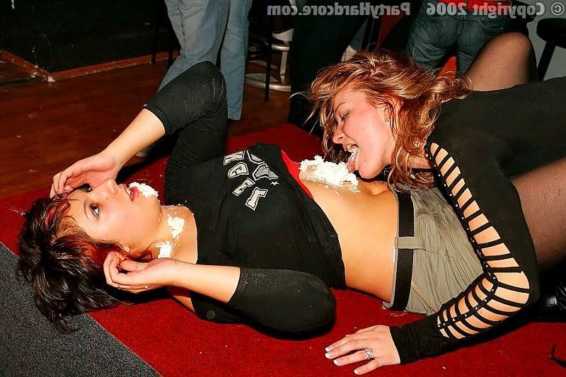 20P Drunk girls playing naughty games with strippers