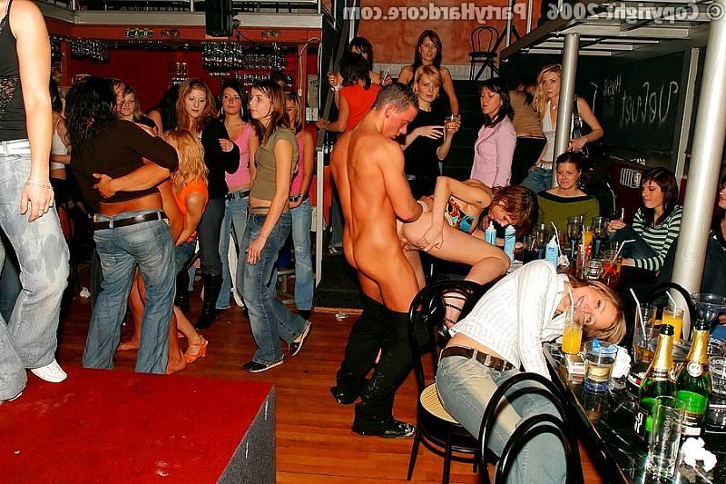 20P Male strippers get sucked by multiple drunk girls