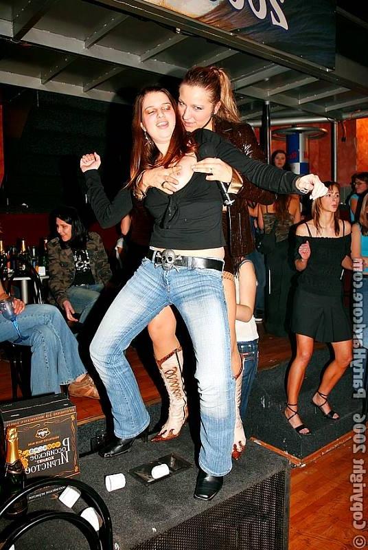 20P Male strippers get sucked by multiple drunk girls