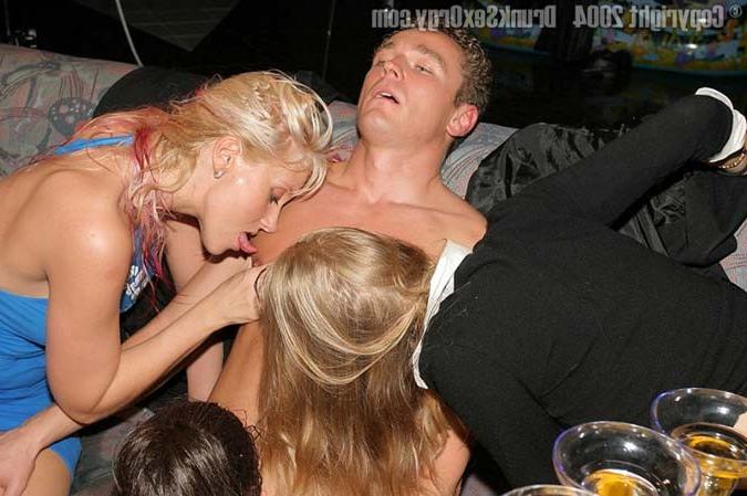 16P Big drunk orgy in underground Prague discotheque
