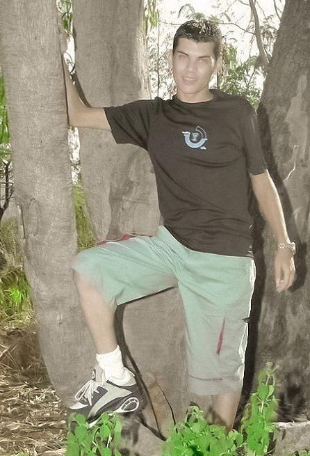 20P Fresh college dudes blowing up and facial cumming in the forest