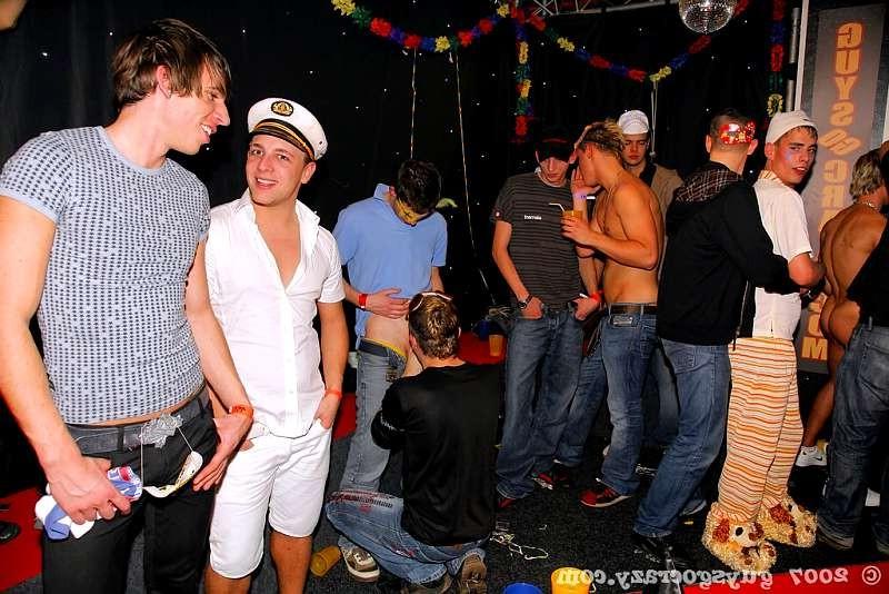 20P Drunk partyboys inserting strange objects in their buttholes