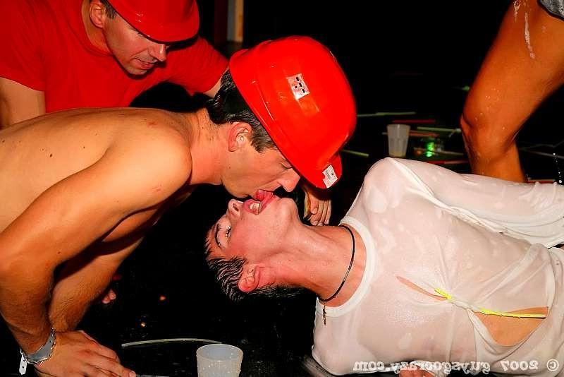 20P Drunk gays searching for some gaping assholes
