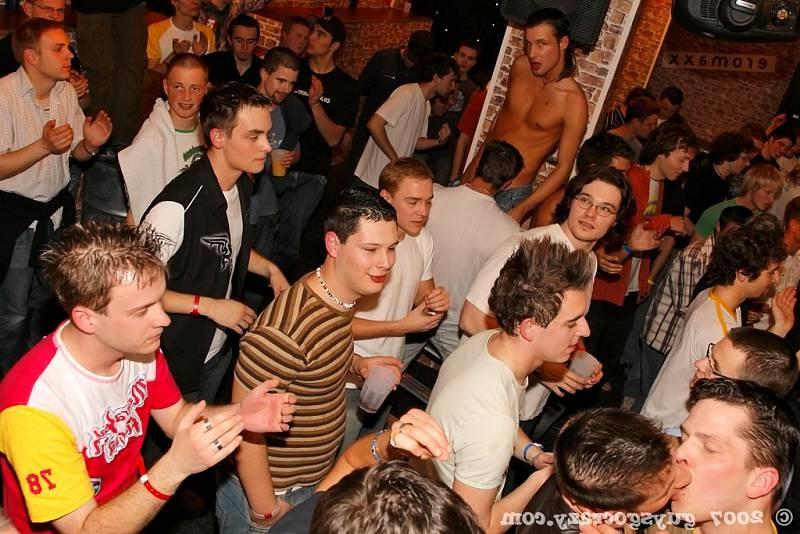 20P Strippers seduce amateur boys to lick their ass