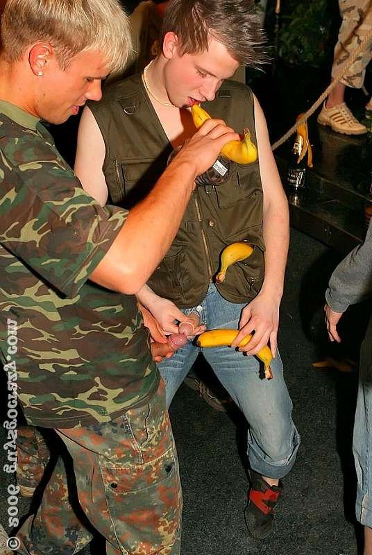 20P Drunk guys taking turns sucking bananas and cocks