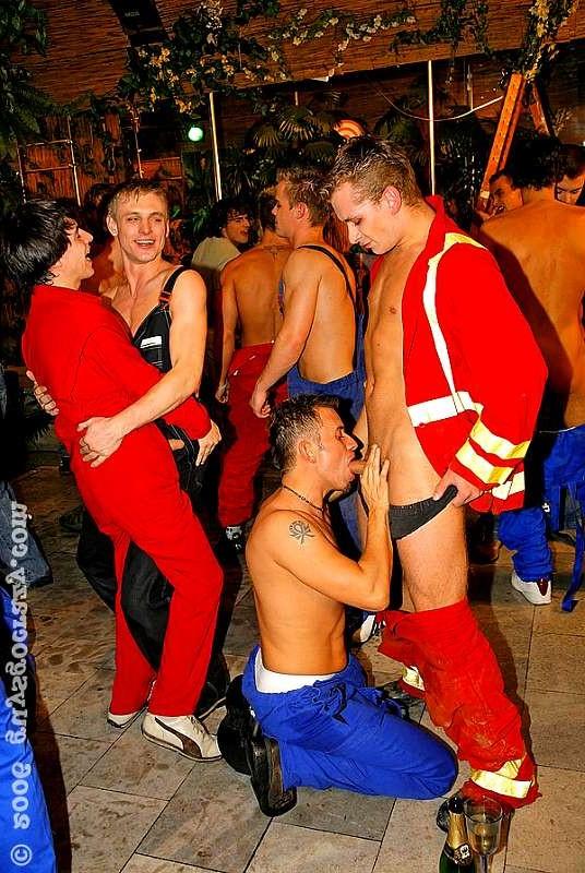 20P Drunk gay guys stand in line to get head on stage