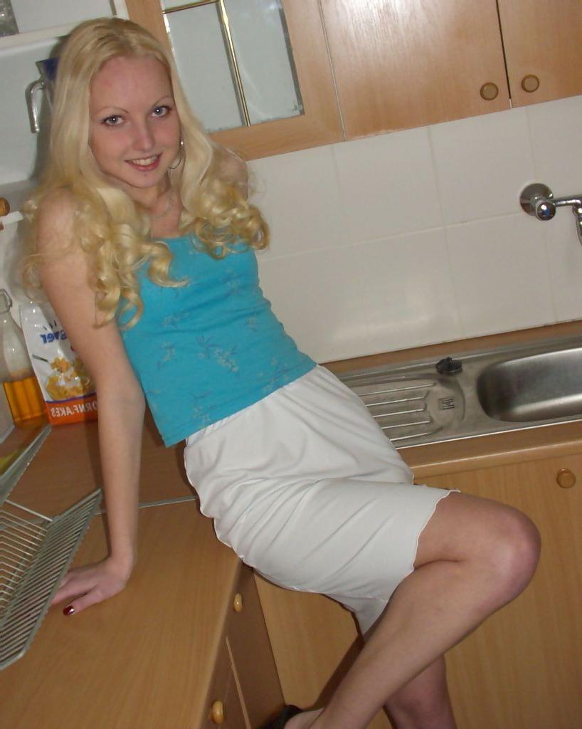 16P Pictures of an amateur hottie naked on her bed