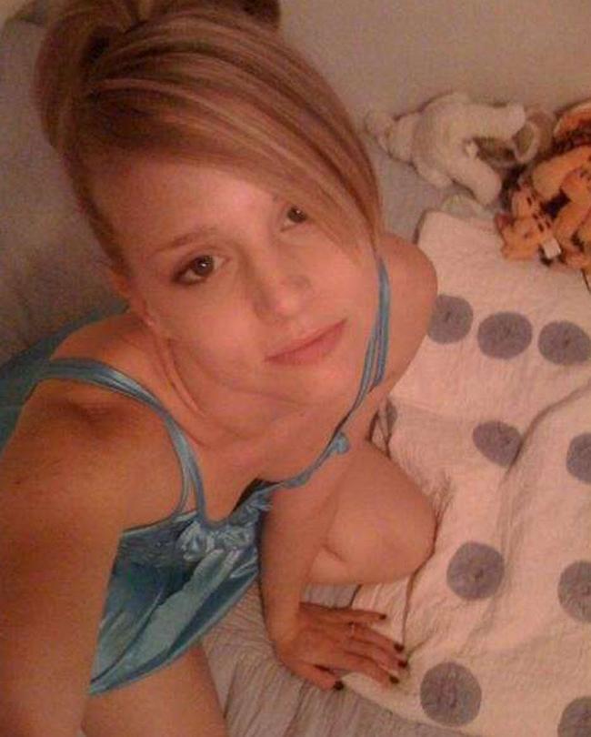 15P Photo set of busty self-shooting babes