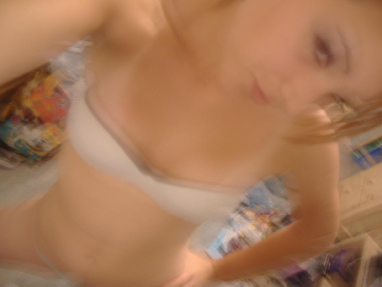 15P Pictures of gorgeous busty babes self-shooting
