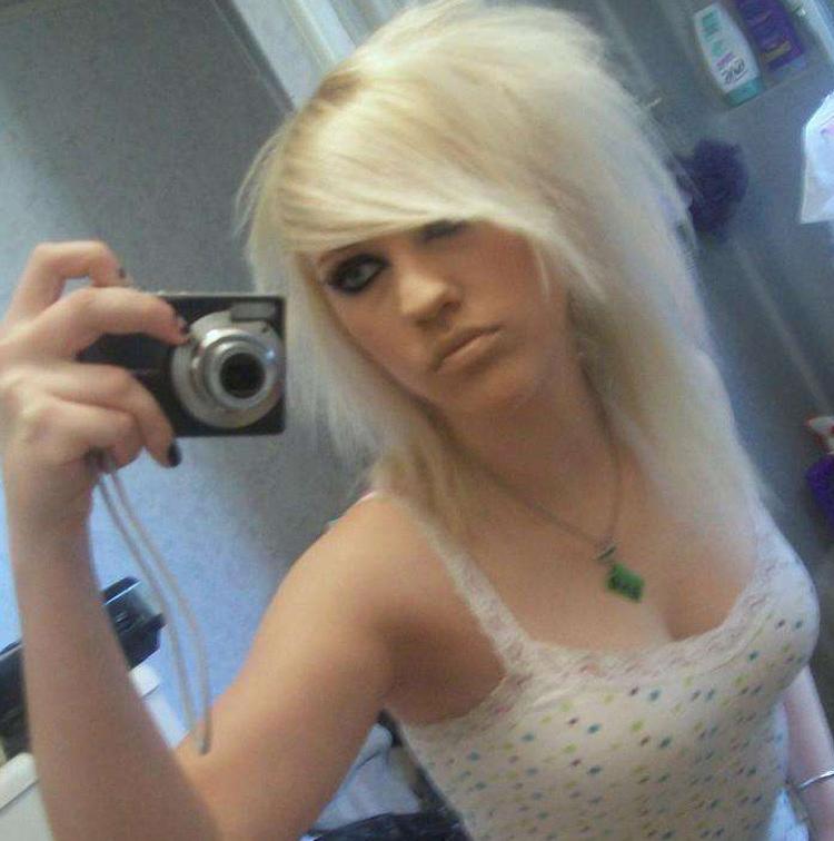 15P Nude babes with cameras