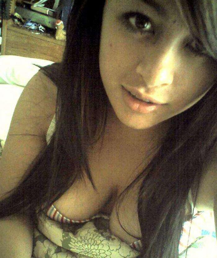 15P Nude babes with cameras