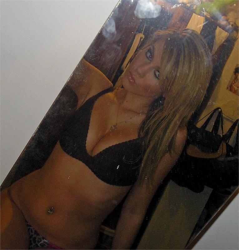 15P Nude babes with cameras