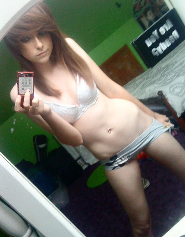 15P Nude babes with cameras