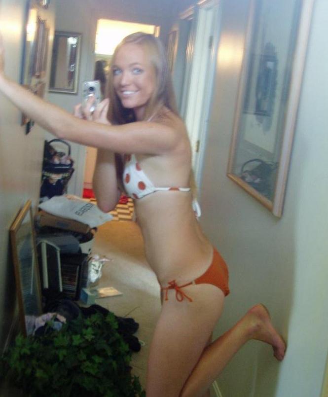 15P Selfshooting and pussy play on the bed