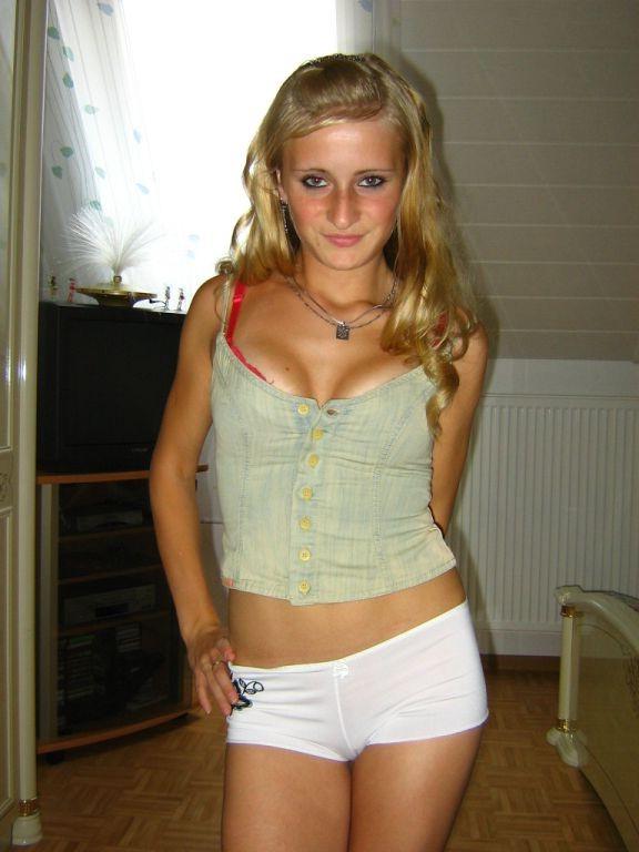 15P Gorgeous amateur girls posing on camera naked