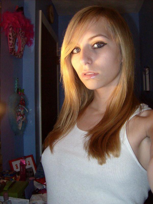 15P Gorgeous amateur girls posing on camera naked