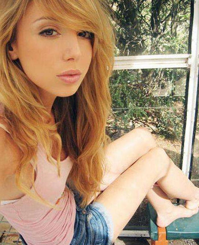 15P Gorgeous amateur girls posing on camera naked