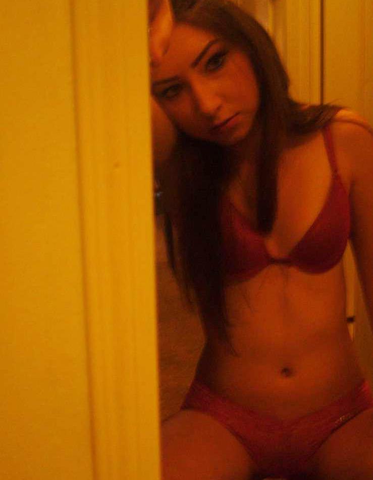 15P Nude babes with cameras