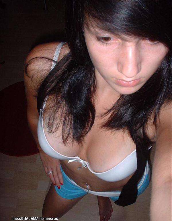 15P Nude babes with cameras