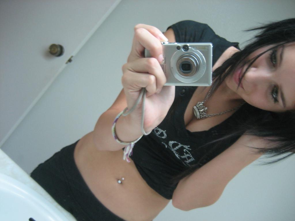 15P Gorgeous amateur girls posing on camera naked