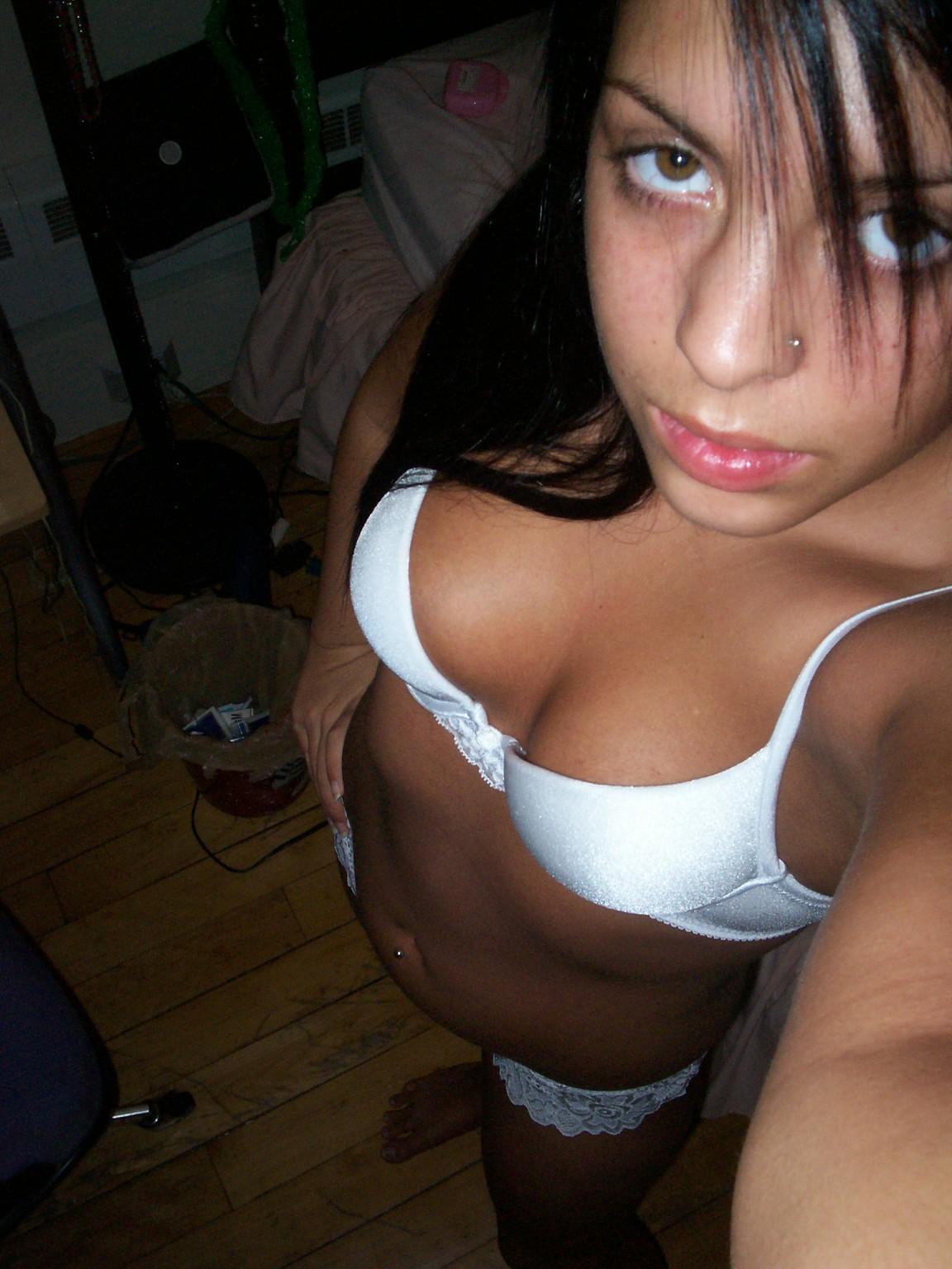 15P Nude babes with cameras