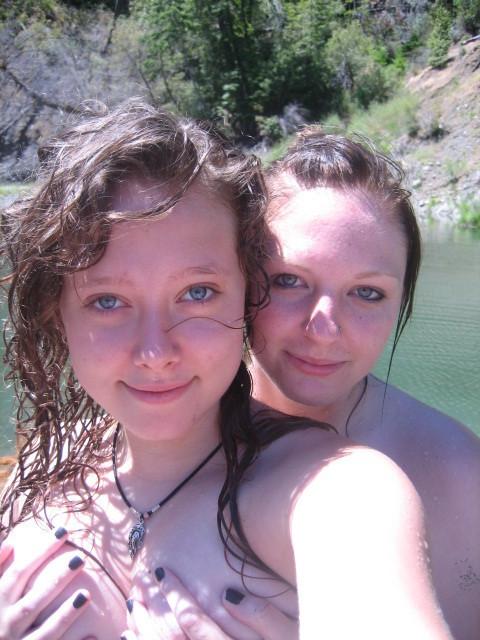 15P Nude babes with cameras