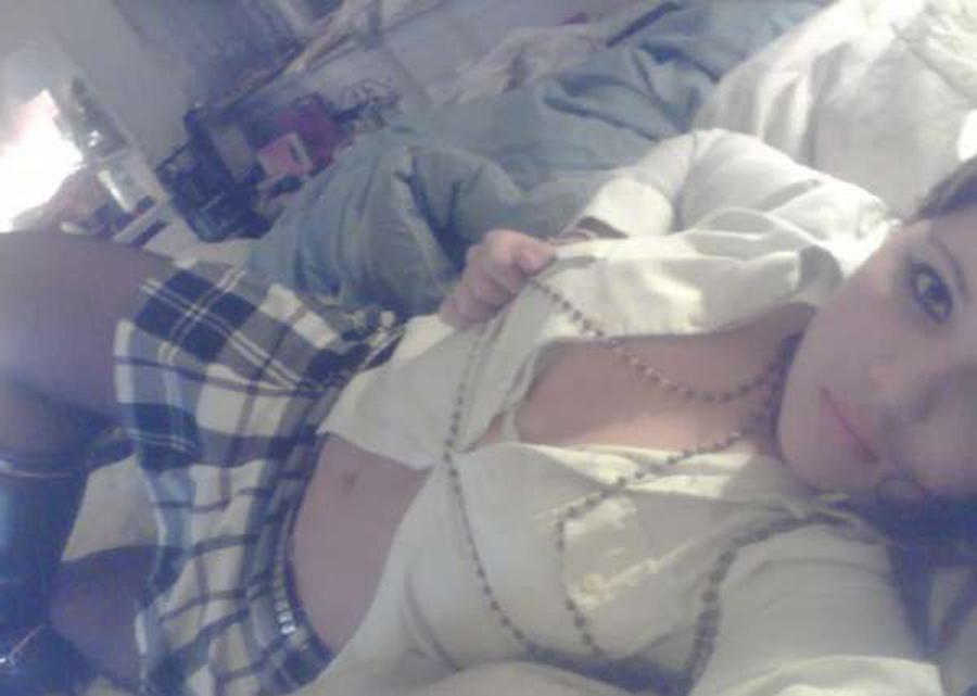 15P Selfshooting and pussy play on the bed