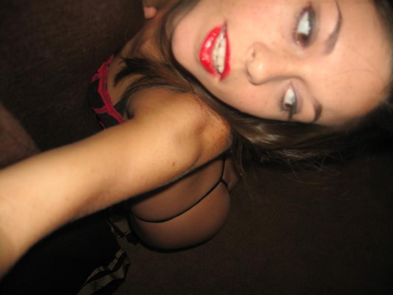 15P Selfshooting and pussy play on the bed