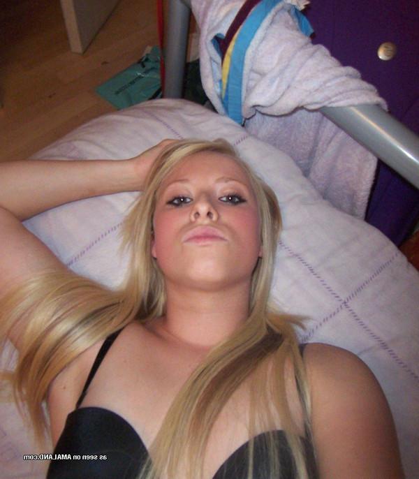 15P Pictures of gorgeous busty babes self-shooting